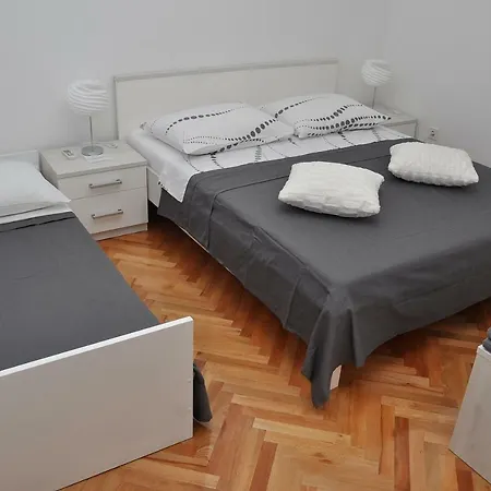 Ive بيت ضيافة لازوفاك