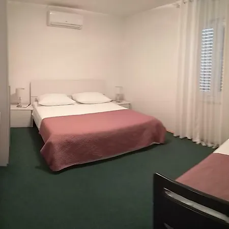 Ive بيت ضيافة لازوفاك